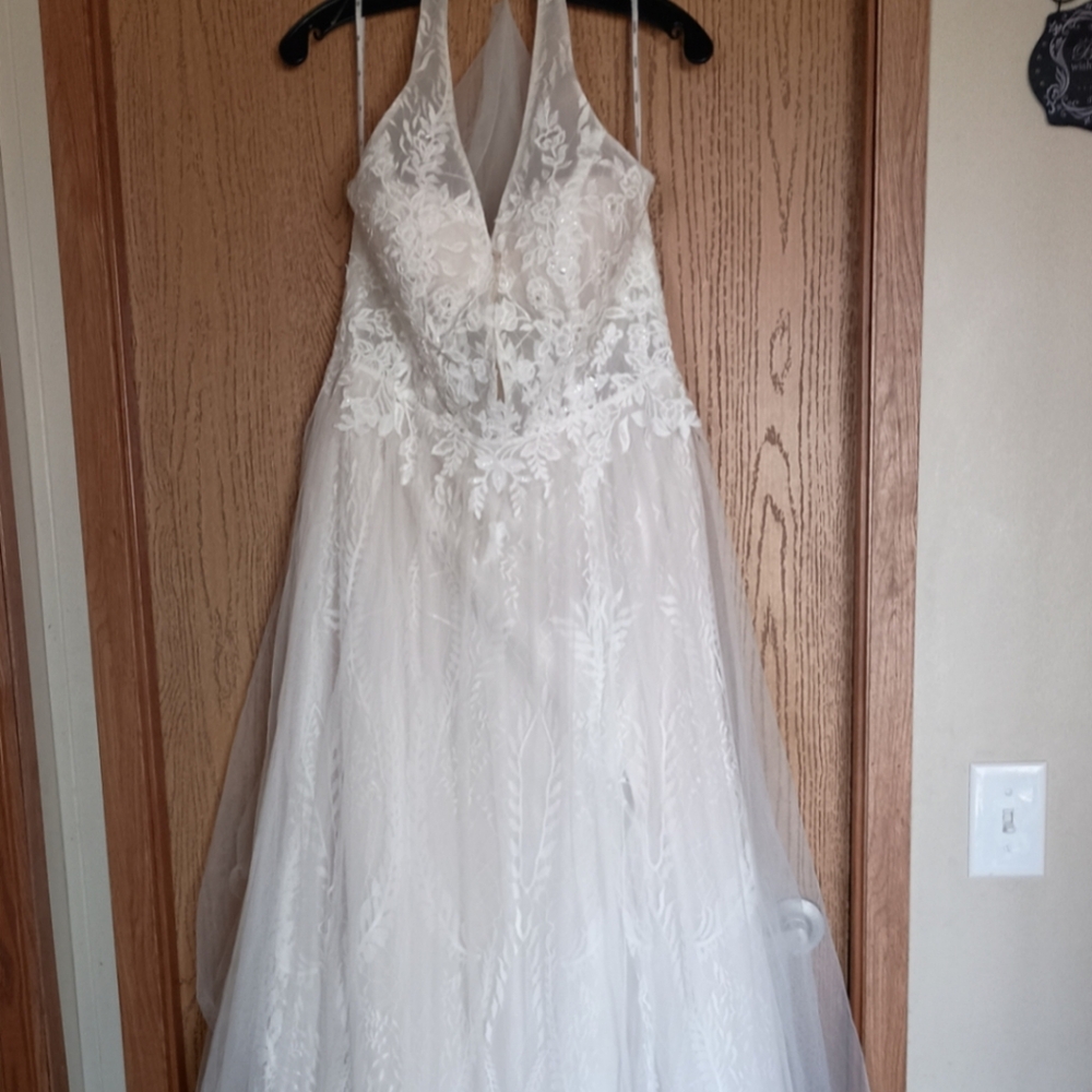 🌟 STUNNING David's Bridal halter wedding dress!
